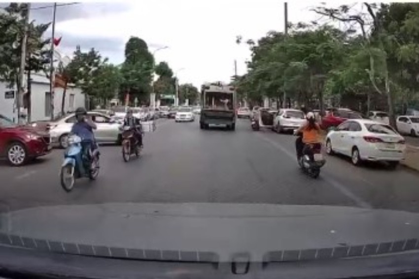 Tài xế mở cửa xe làm 1 phụ nữ va vào, ngã ra đường ảnh 2