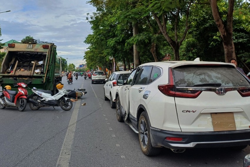 Tài xế mở cửa xe làm 1 phụ nữ va vào, ngã ra đường ảnh 1