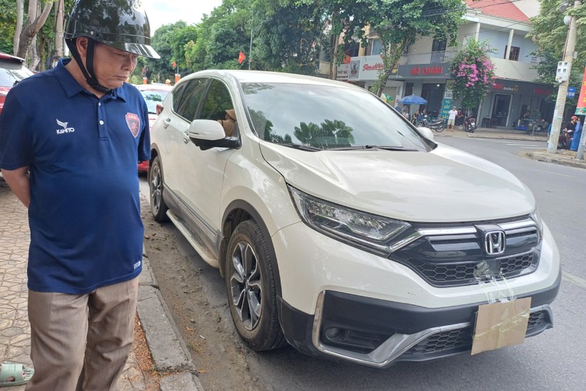 Tài xế mở cửa xe làm 1 phụ nữ va vào, ngã ra đường ảnh 3