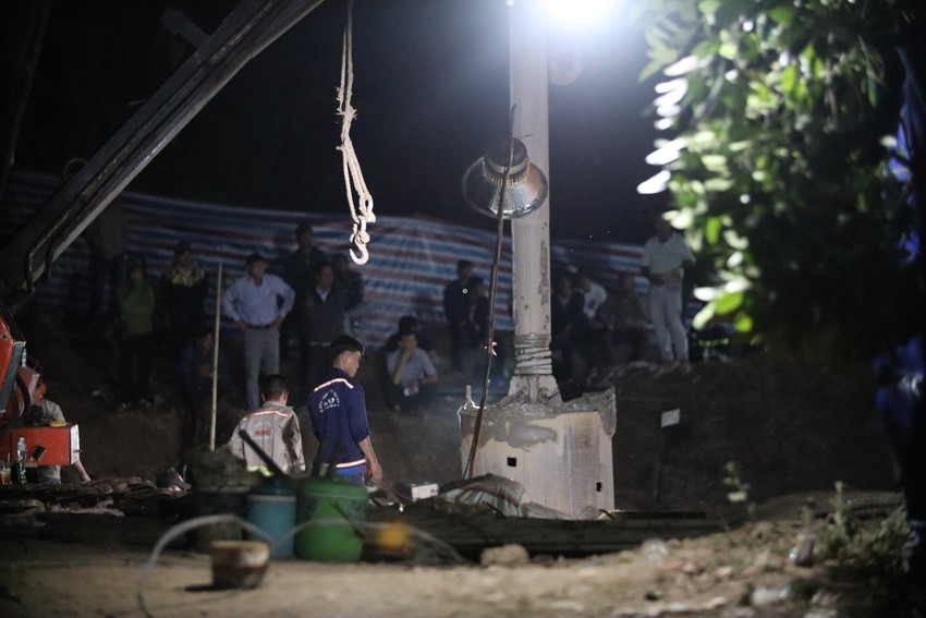 Đêm 2-1, hàng trăm người tiếp tục giải cứu bé trai rơi vào cọc bê tông sâu 35m ảnh 7