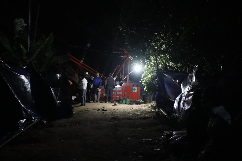 Đêm 2-1, hàng trăm người tiếp tục giải cứu bé trai rơi vào cọc bê tông sâu 35m ảnh 1