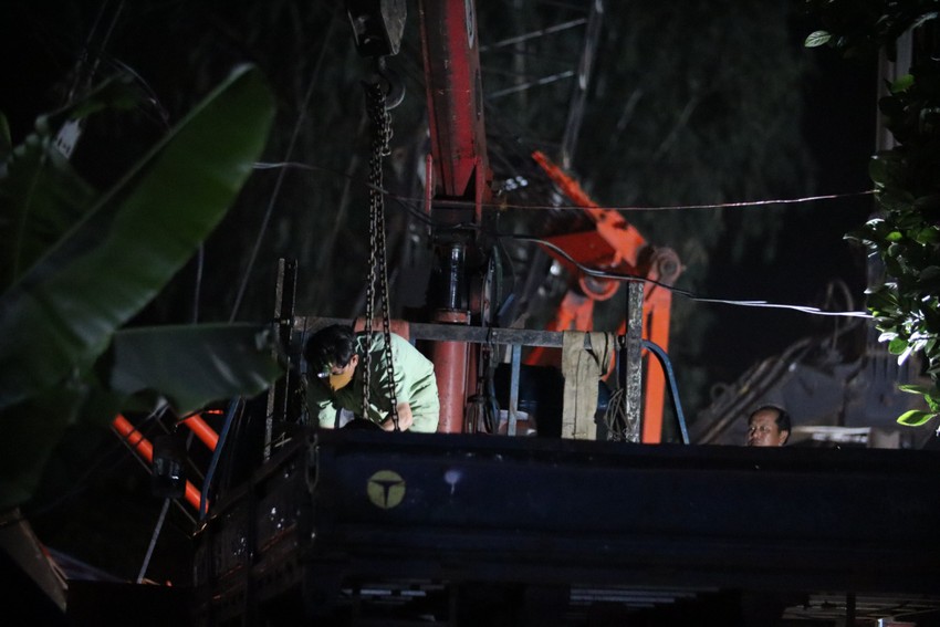 Đêm 2-1, hàng trăm người tiếp tục giải cứu bé trai rơi vào cọc bê tông sâu 35m ảnh 4