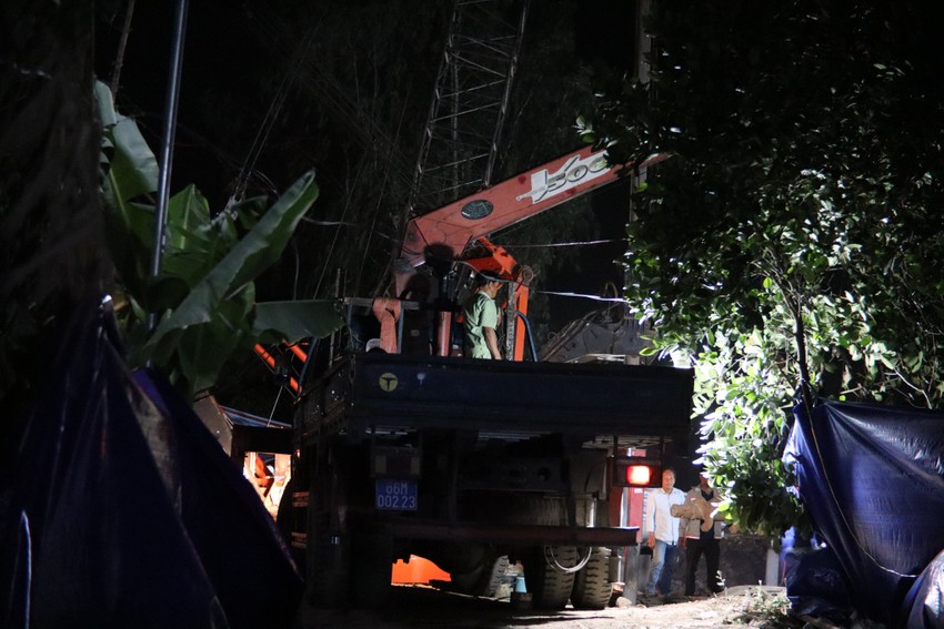 Đêm 2-1, hàng trăm người tiếp tục giải cứu bé trai rơi vào cọc bê tông sâu 35m ảnh 3