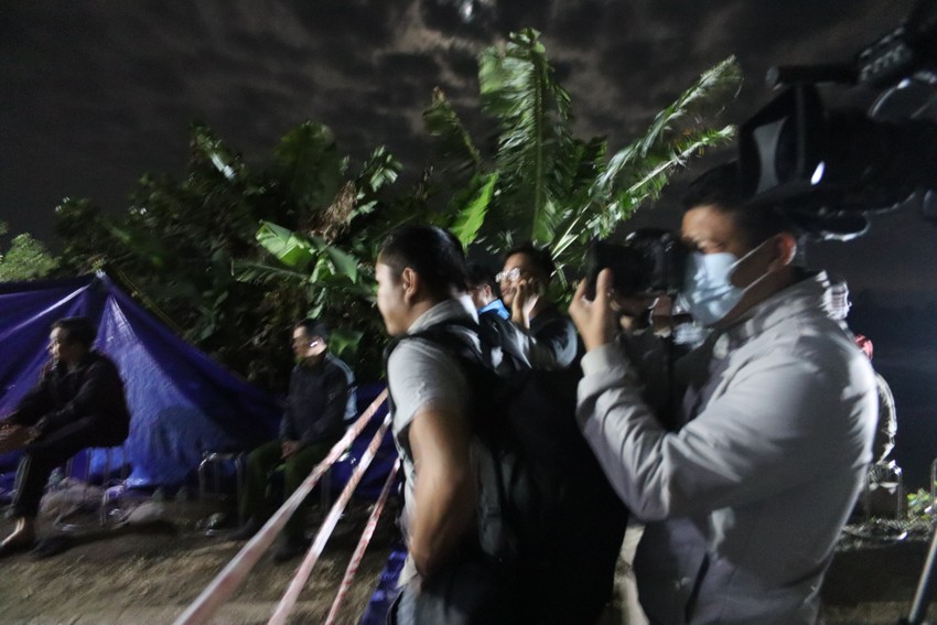 Đêm 2-1, hàng trăm người tiếp tục giải cứu bé trai rơi vào cọc bê tông sâu 35m ảnh 8