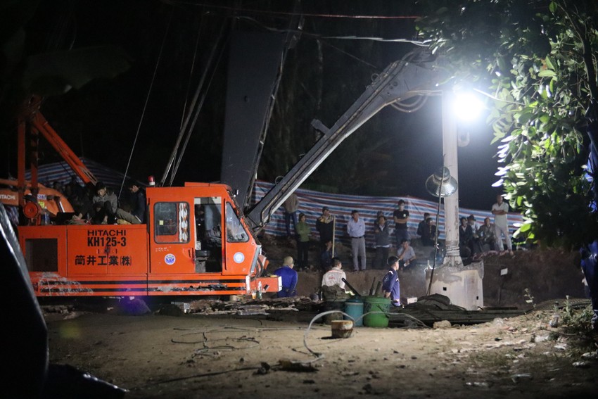 Đêm 2-1, hàng trăm người tiếp tục giải cứu bé trai rơi vào cọc bê tông sâu 35m ảnh 2