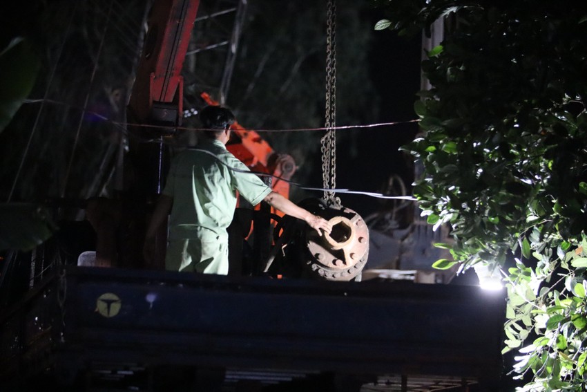 Đêm 2-1, hàng trăm người tiếp tục giải cứu bé trai rơi vào cọc bê tông sâu 35m ảnh 6