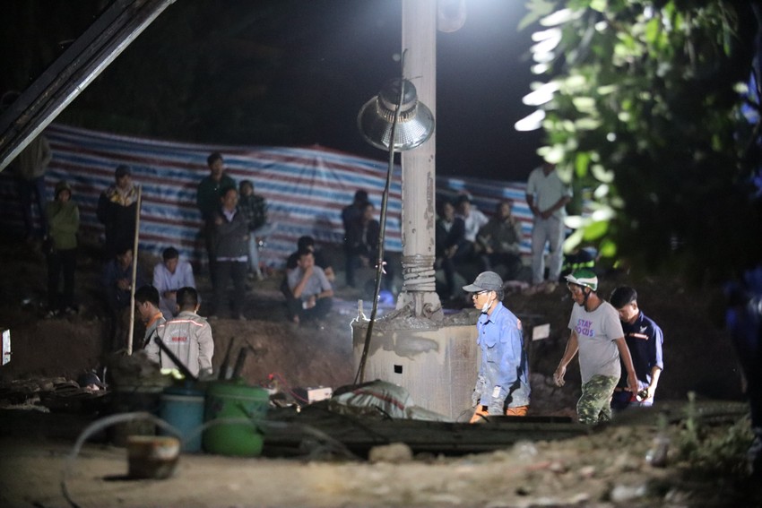 Đêm 2-1, hàng trăm người tiếp tục giải cứu bé trai rơi vào cọc bê tông sâu 35m ảnh 5