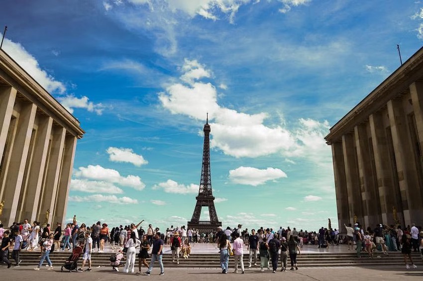 Uống say lướt khướt nằm ngủ cả đêm trên đỉnh tháp Eiffel ảnh 1