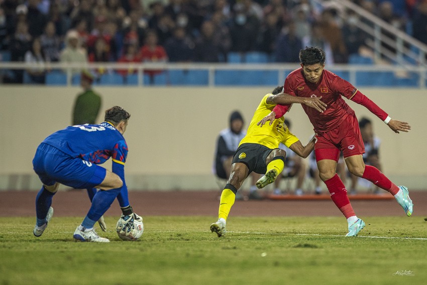 HLV Shin Tae-yong 'đá xéo' Văn Hậu và cảnh giác trọng tài