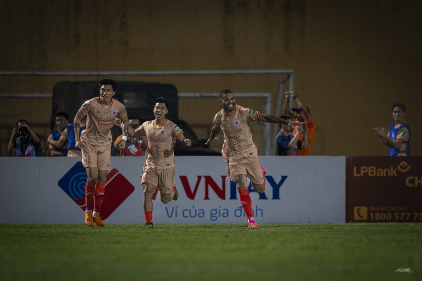 The coach of SL Nghe An reacts strangely to the offside goal photo 4