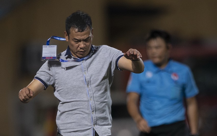 The coach of SL Nghe An reacts strangely to the offside goal photo 3