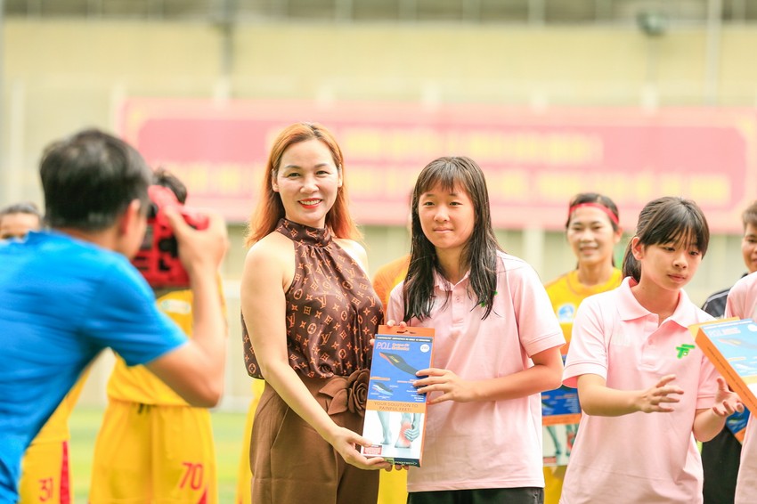 Former players Luu Ngoc Mai, Tuan Phong fuel the Vietnamese women's team photo 16