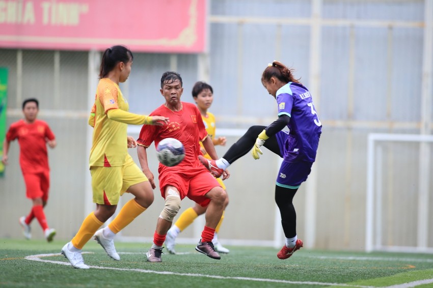 Former players Luu Ngoc Mai, Tuan Phong fuel the Vietnamese women's team photo 13