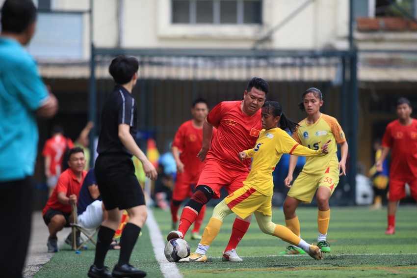 Former players Luu Ngoc Mai, Tuan Phong fuel the Vietnamese women's team photo 15