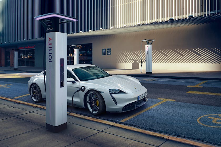 Xe điện của Porsche sẽ có phạm vi gần 1.300 km và thời gian sạc lại trong 15 phút ảnh 1
