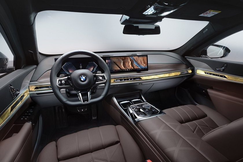 BMW tiết lộ chiếc sedan điện bọc thép đầu tiên