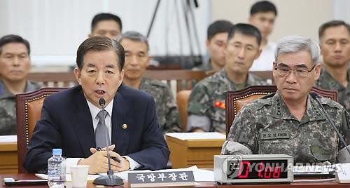 Bộ trưởng Quốc phòng Han Min-koo (trái) và Tham mưu trưởng quân đội Hàn Quốc Kwon Oh-sung. Ảnh: Yonhap