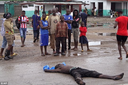 Thi thể một nạn nhân Ebola trên đường phố Monrovia. Ảnh: AP Thi thể một nạn nhân Ebola trên đường phố Monrovia. Ảnh: AP