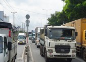 Ùn tắc giao thông ở khu vực cầu vượt Sóng Thần