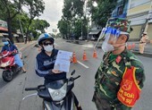 Nhiều người vẫn dùng giấy đi đường cũ để lưu thông ở TP.HCM