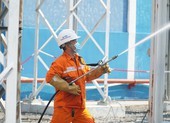 Video: EVNHCMC vệ sinh thiết bị trên lưới cao thế bằng biện pháp rửa sứ online