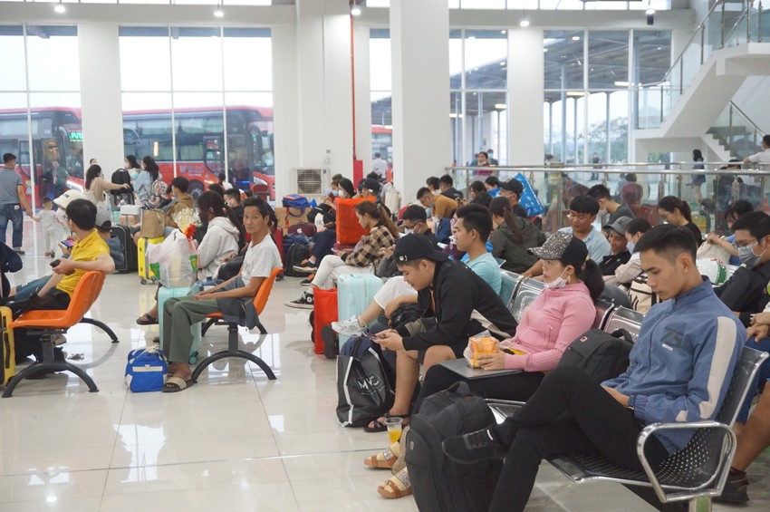 The number of passengers passing through Mien Dong Bus Station has just decreased, Mien Tay Bus Station has not reached its peak yet photo 9