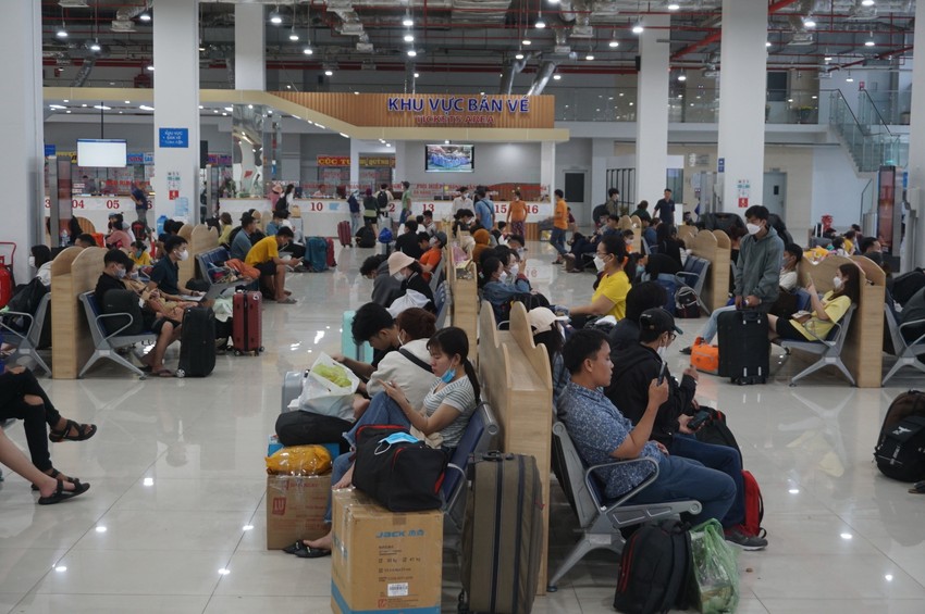 The number of passengers passing through Mien Dong Bus Station has just decreased, Mien Tay Bus Station has not reached its peak yet photo 10