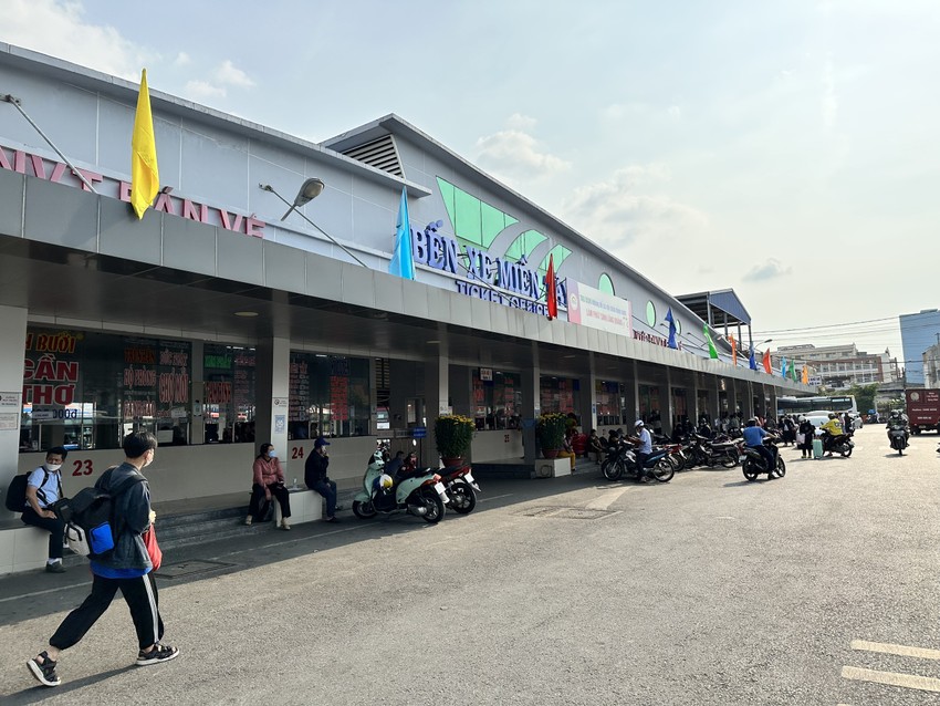 The number of passengers passing through Mien Dong Bus Station has just decreased, Mien Tay Bus Station has not reached its peak yet. Photo 4