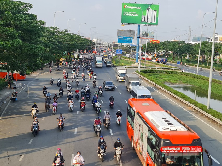 The number of passengers passing through Mien Dong Bus Station has just decreased, Mien Tay Bus Station has not reached its peak yet. Photo 3