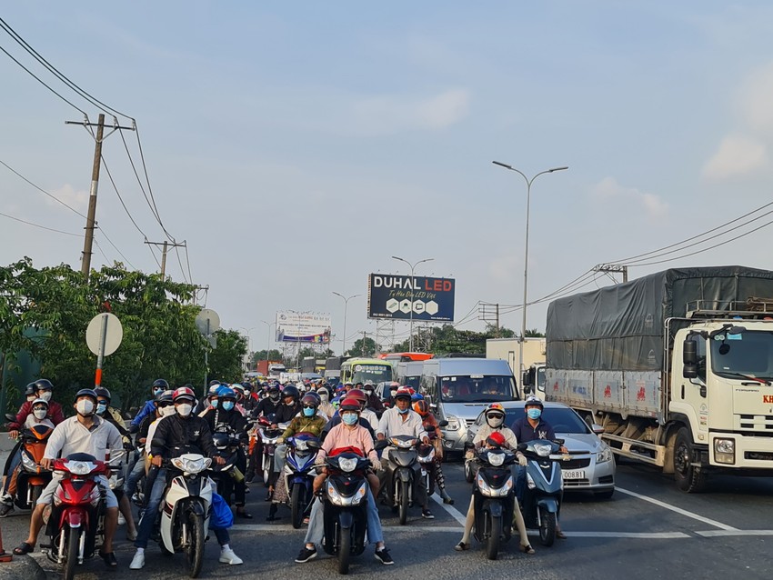 The number of passengers passing Mien Dong Bus Station has just decreased, Mien Tay Bus Station has not reached its peak yet Photo 2