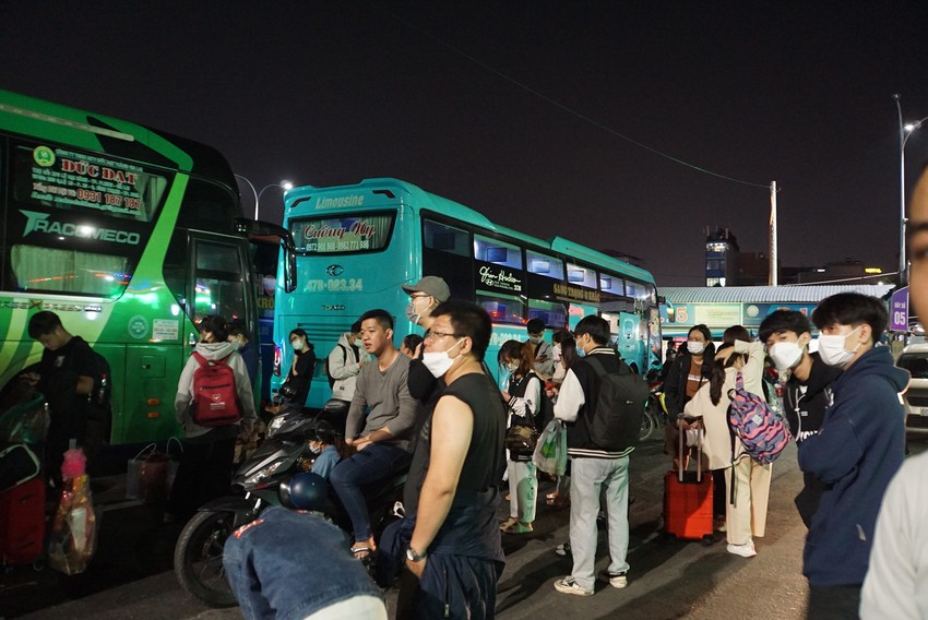 The number of passengers passing through Mien Dong Bus Station has just decreased, Mien Tay Bus Station has not reached its peak yet. Photo 7