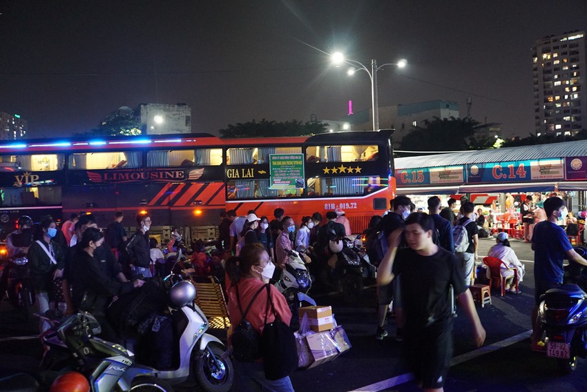 The number of passengers passing through Mien Dong Bus Station has just decreased, Mien Tay Bus Station has not reached its peak yet Photo 8