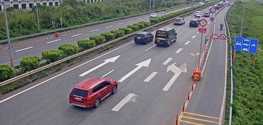 Đường phố TP.HCM 'vắng lạ' ngày cuối nghỉ lễ ảnh 1