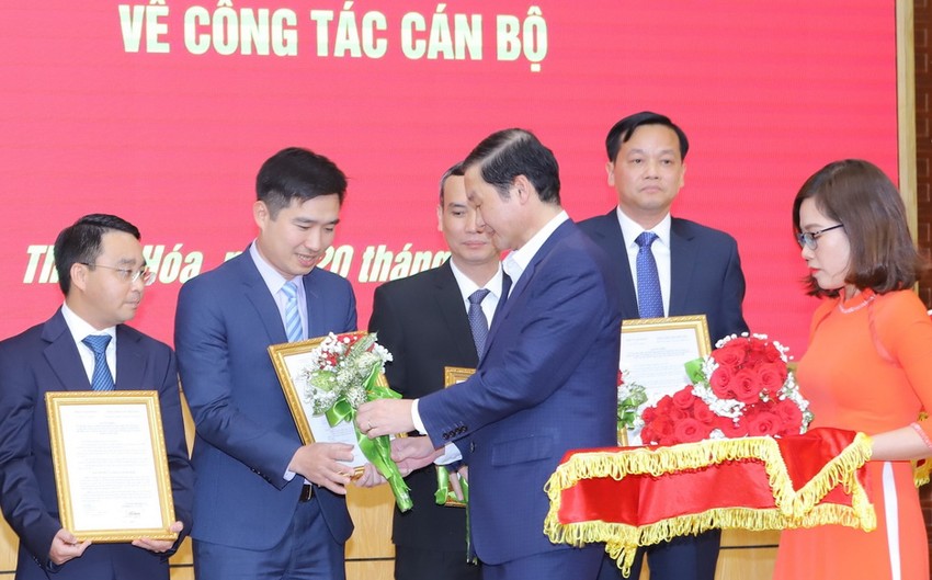 Thanh Hoa Standing Board appoints many key leaders and officials Photo 2