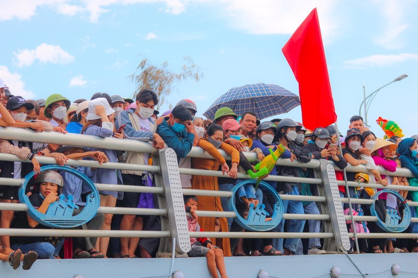 Độc đáo lễ hội trai gái thi thố đua thuyền trên sông Kiến Giang
