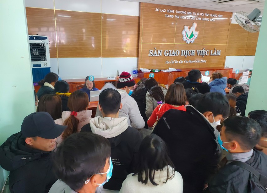 Quang Binh job exchange floor is crowded in the first days of the year photo 2