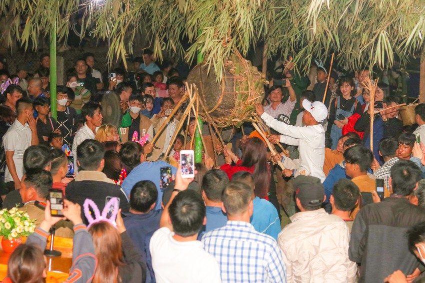 Độc đáo lễ hội đập trống và đêm yêu đương kỳ lạ của người Ma Coong ảnh 4