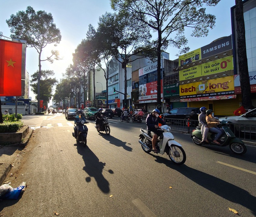 Đường Phố Sài Gòn Với Những Khoảnh Khắc Chiều Cuối Năm