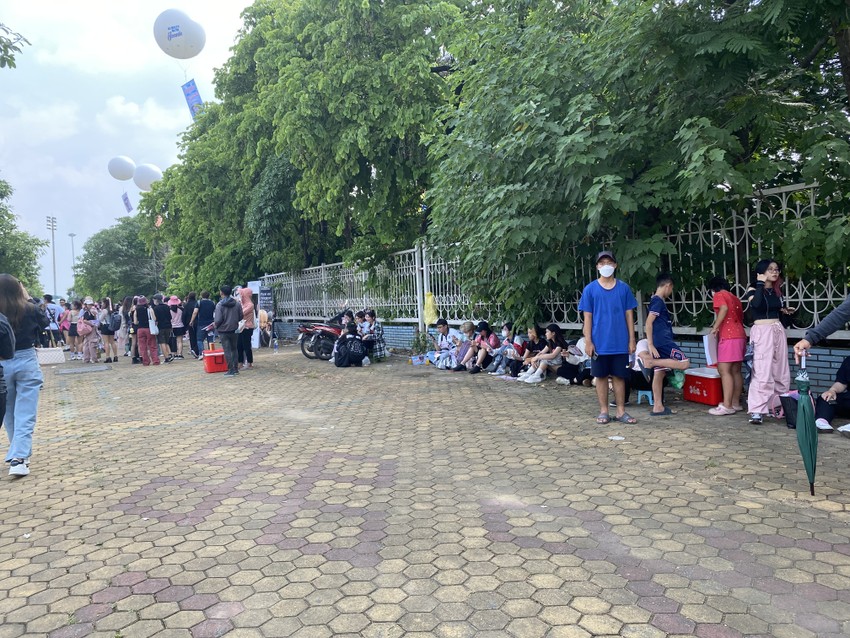 Despite the hot weather, Blackpink fans queued up to watch the concert photo 2