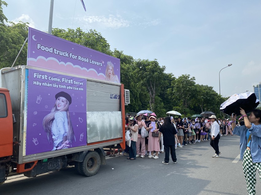 Despite the hot weather, Blackpink fans queued up to watch the concert photo 8