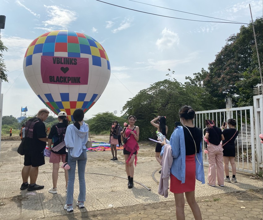 Despite the hot weather, Blackpink fans queued up to watch the concert photo 10