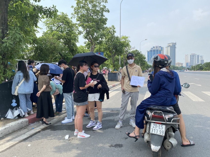 Despite the hot weather, Blackpink fans queued up to watch the concert photo 16