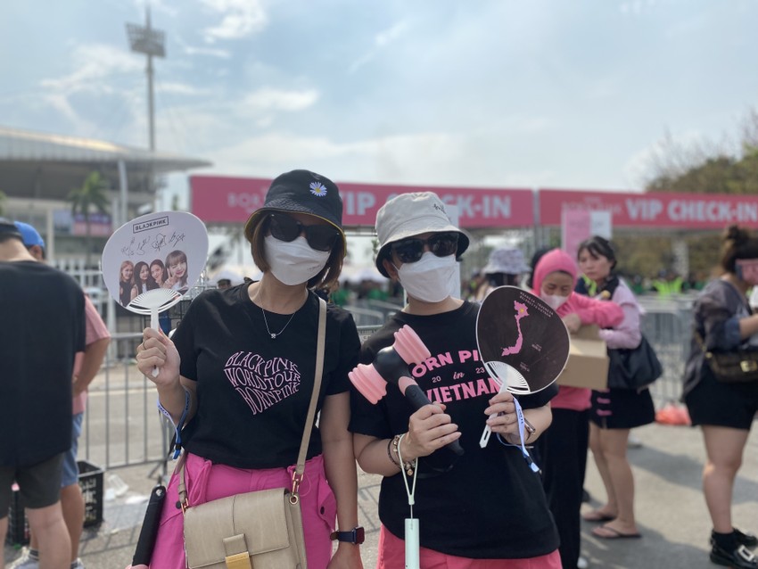 Despite the hot weather, Blackpink fans queued up to watch the concert photo 11