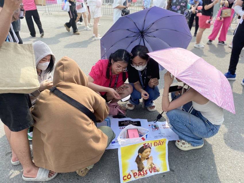 Despite the hot weather, Blackpink fans queued up to watch the concert photo 17