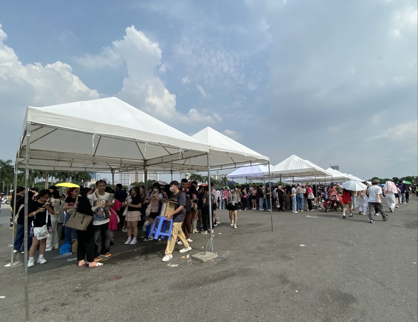 Despite the hot weather, Blackpink fans queued up to watch the concert photo 4