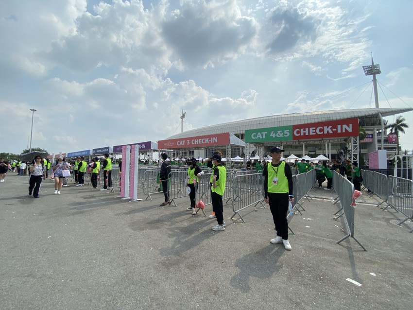 Despite the hot weather, Blackpink fans queued up to watch the concert photo 3