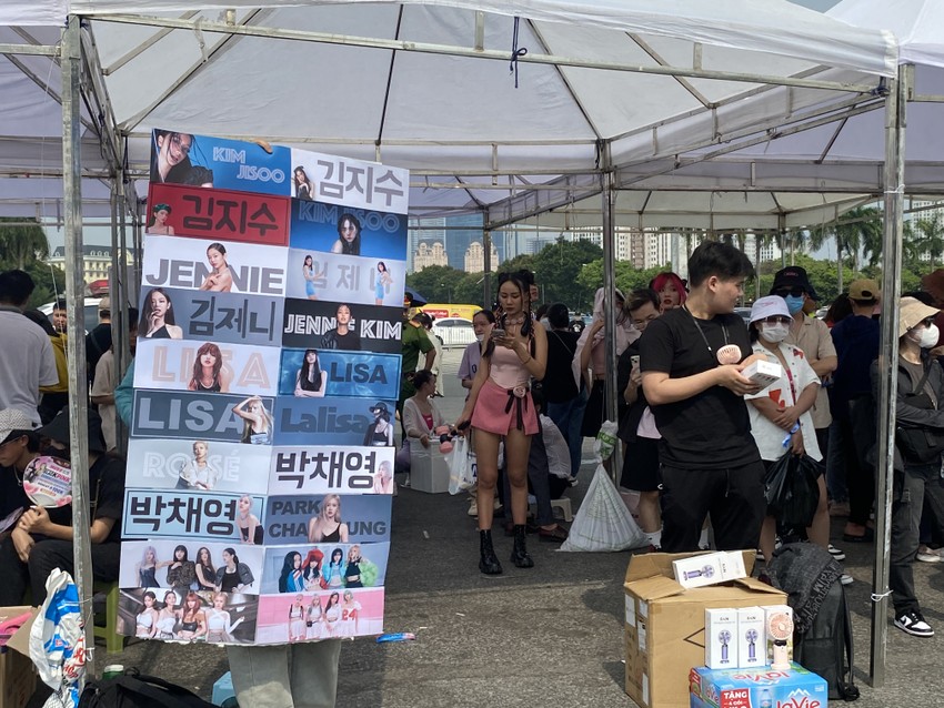 Despite the hot weather, Blackpink fans queued up to watch the concert photo 13