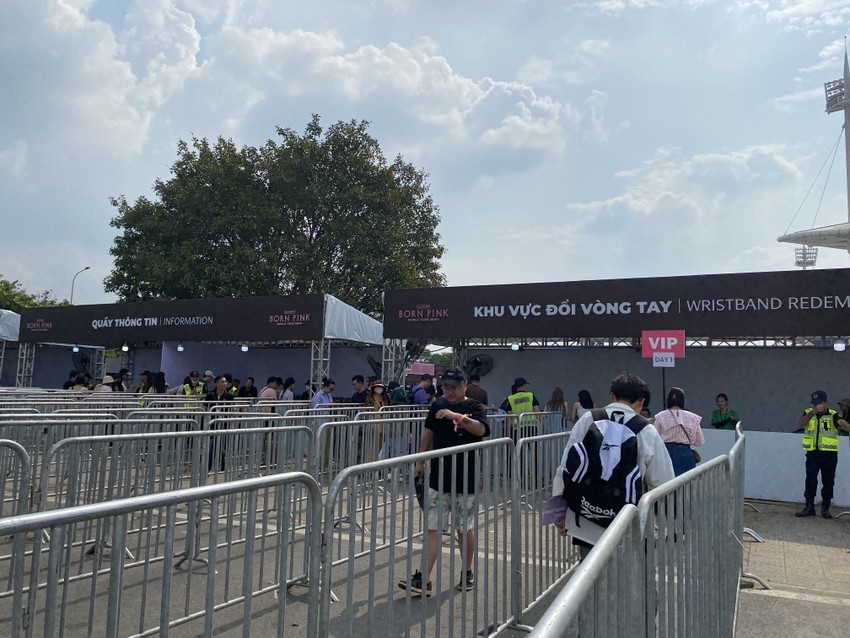 Despite the hot weather, Blackpink fans queued up to watch the concert photo 18