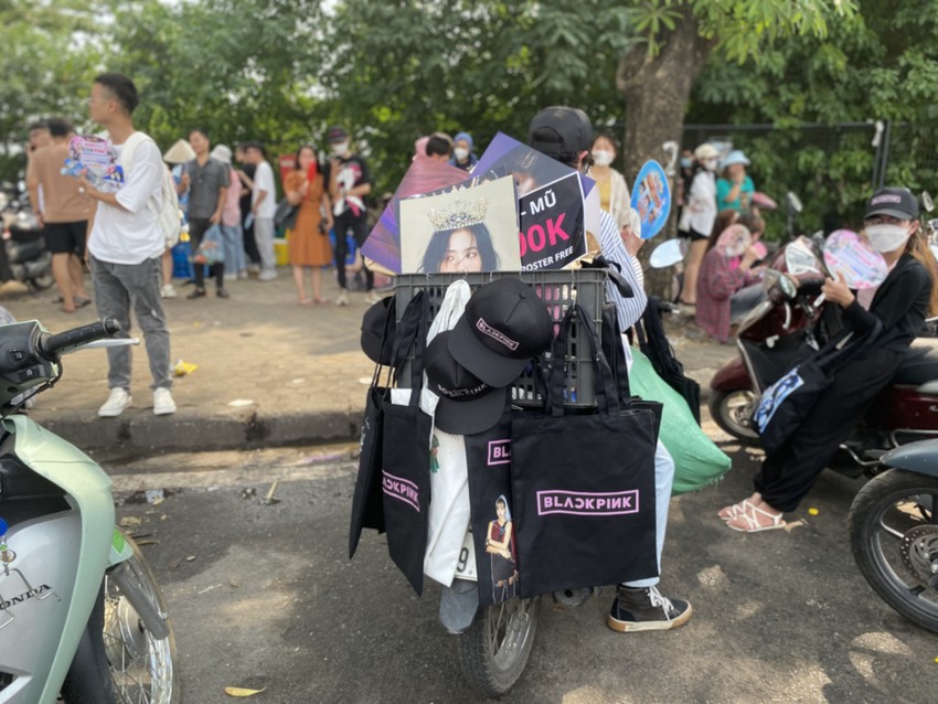 Despite the hot weather, Blackpink fans queued up to watch the concert photo 14