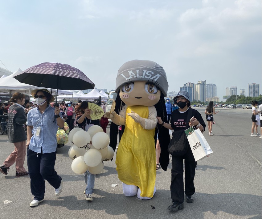 Despite the hot weather, Blackpink fans queued up to watch the concert photo 12